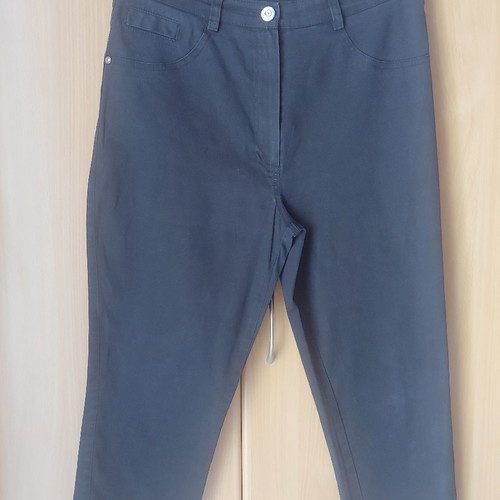 Donna Martha Black Capri Pants like new with rhinestone details S/M