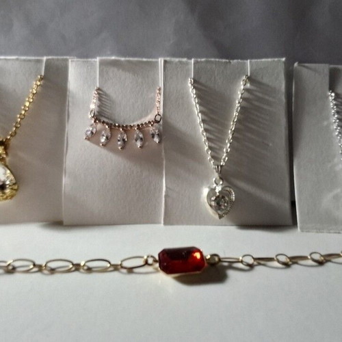 Jewelry set like new with 4 necklaces and 1 bracelet