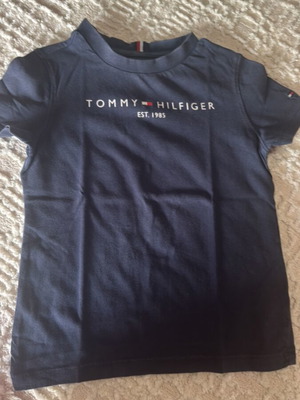 Μπλουζάκι Tommy Hilfiger 4 ετών 104 cm μπλε σκούρο σαν καινούργιο