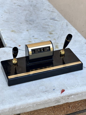 Vintage desk set with perpetual calendar and 2 pens, used, black and gold