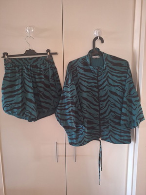 Inna Manoli shorts and jacket set like new, black and green