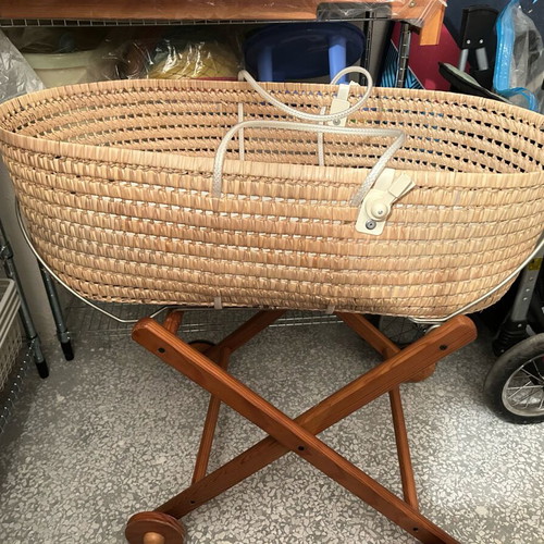 Mamas and Papas Bassinet like new with wooden base and wheels