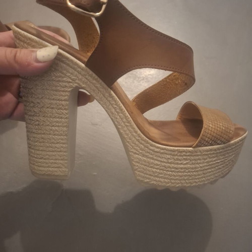 Celebrity platform sandals like new, gold color, size 40