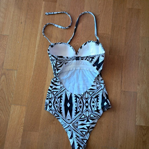 ASOS one-piece swimsuit used in very good condition, size XXS
