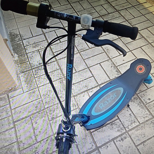 Razor E100 electric scooter like new with charger
