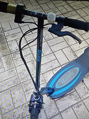 Razor E100 electric scooter like new with charger