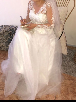 Wedding dress like new with sleeve, unique design, size M