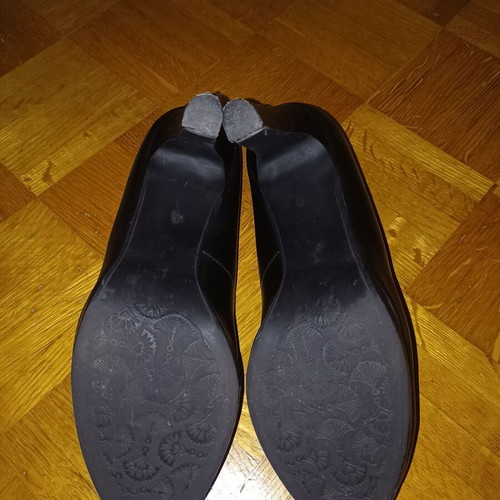 Black shiny pumps size 40 like new