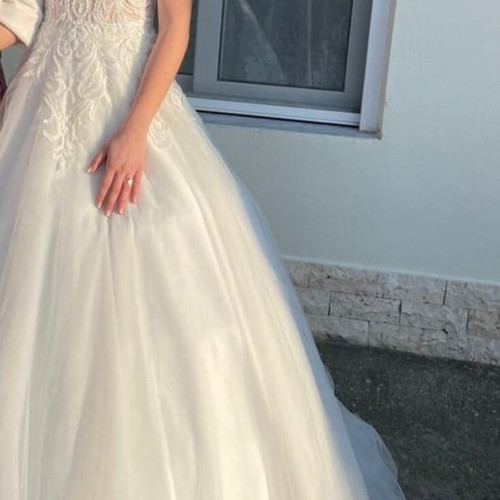 Wedding dress A-line with veil and petticoat, like new, size S