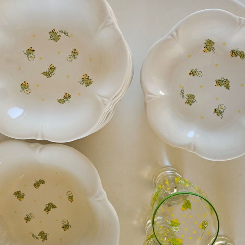 Dish set used with 6 plates, 6 large and 3 small glasses