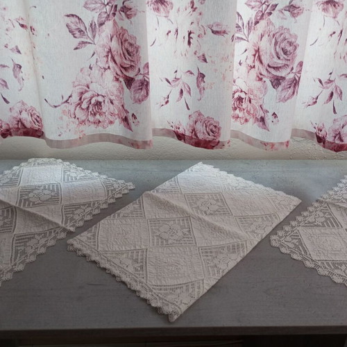 Set of 3 vintage table runners like new