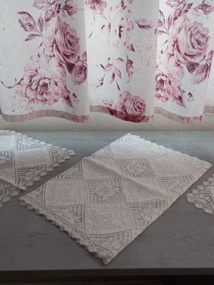 Set of 3 vintage table runners like new
