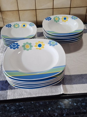 Dinnerware set of 18 pieces like new