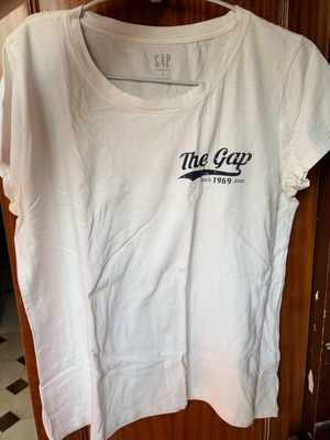 Gap mako t-shirt like new with design, size M, white and beige