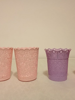 Plastic flower pots like new, set of 4 with design