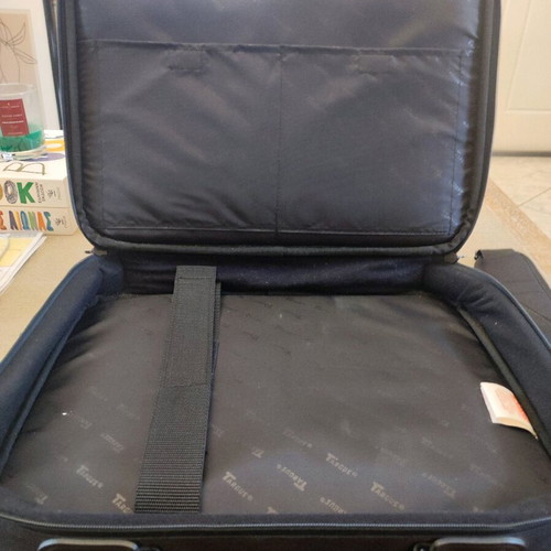 Targus laptop bag like new with multiple compartments