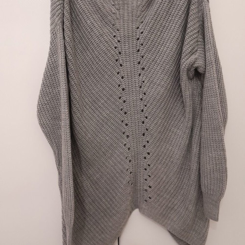 Knit oversized sweater with V neckline grey, like new, one size