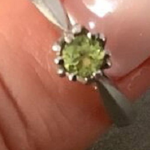 Peridot solitaire ring like new