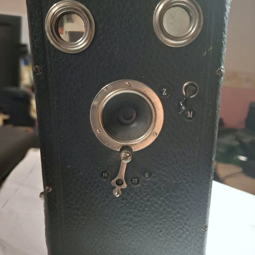 Camera 1953 like new, leather exterior, with tripod
