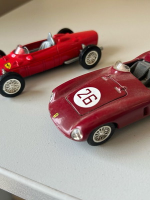 Ferrari model cars 1/43 used, metallic, set of two
