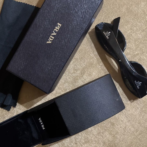 Prada sunglasses like new, black
