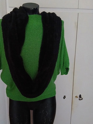 Wool scarf like new, black