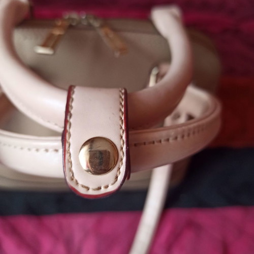Beige leather shoulder handbag new, spacious, easy to carry
