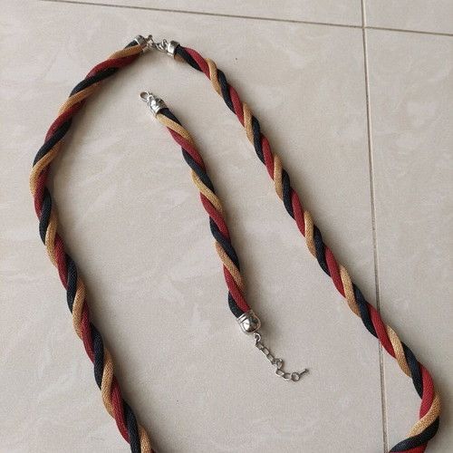 Jewelry set like new, necklace and bracelet in black, gold and red