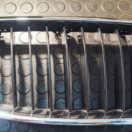 BMW Series 3 F30-F31 grille badge used chrome-black