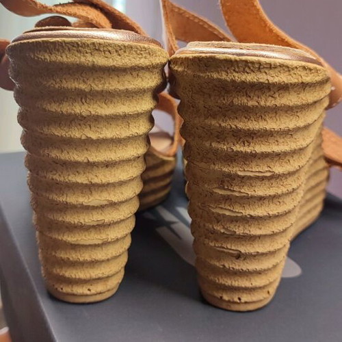 Leather sandals in gold color worn once, size 39