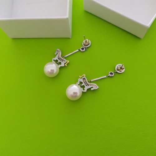 Carrousel earrings used with fake pearl