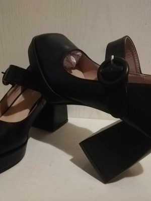 Γόβες καινούργιες με χοντρό τακούνι, τετράγωνη μύτη και μπαρέτα νούμερο 38 μαύρες