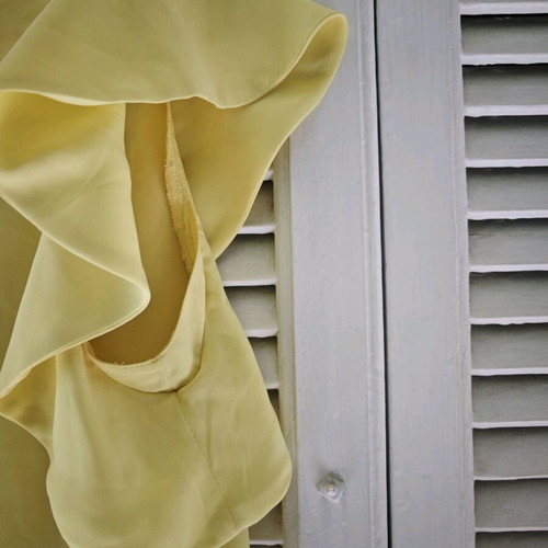 Desiree blouse yellow with ruffled sleeves like new, size L