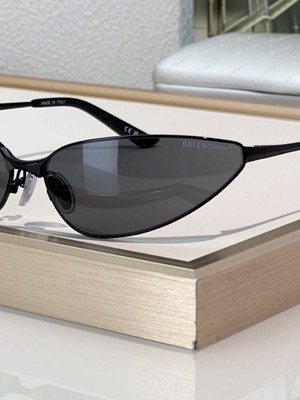 Balenciaga sunglasses like new, black