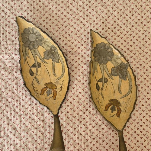 Decorative brass plates used leaf-shaped with carved flowers, set of 2