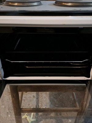 Crown oven like new, electric with 2 burners and 42 lt capacity