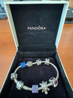 PANDORA 925 сребърен гривна с 8 сребърни чарма. Напълно нов.