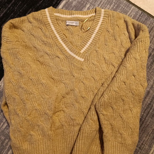 Stradivarius sweater used, size Medium, beige