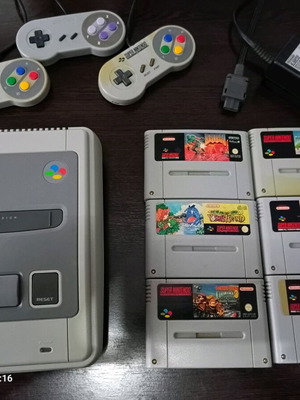 Super Nintendo Entertainment System (SNES) console like new with 2 original and 1 OEM controller and 6 games