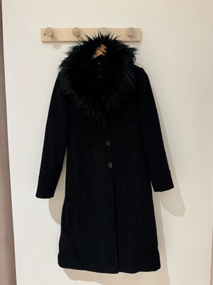 Black coat with detachable fur used, size S
