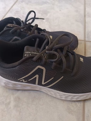 New Balance 411 women's sneakers like new, size 40, narrow fit