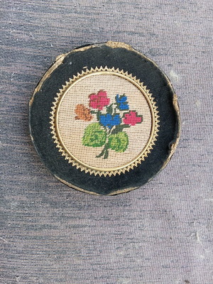 Χειροποίητο κέντημα σε κορνίζα μεταχειρισμένο με λουλούδια 16×15