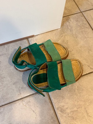 Karavan green sandals size 37 like new
