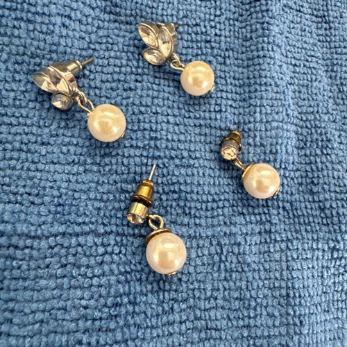 Fashion jewelry earrings used, 2 pairs, silver solitaire with moissanite