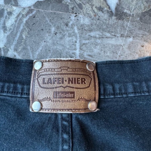 Women's black capri jeans