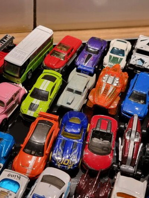 Σετ 85 μεταλλικά και πλαστικά αυτοκινητάκια σαν καινούργιο