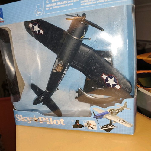 Sky Pilot Mustang P-51 scale 1:48 with stand new