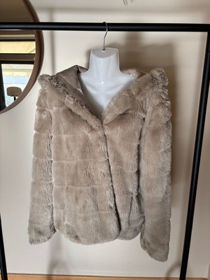Κοντό παλτό από συνθετική γούνα BSB No 40 σαν καινούργιο, μπεζ
