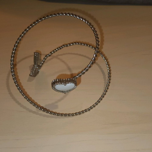 Bijoux set like new with fishbone pendant, earrings and bracelet