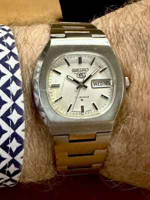 Seiko 5 автоматичен часовник употребяван, бял циферблат